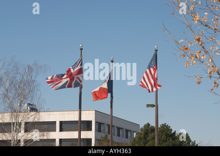 Anglais français et américain drapeaux flottant dans la brise Banque D'Images
