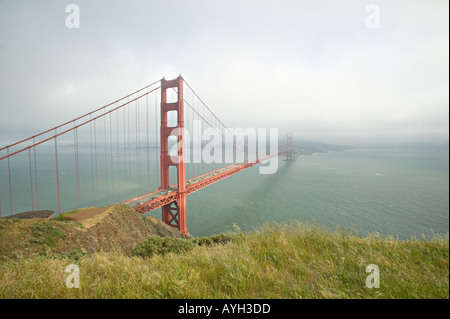 Le brouillard s'installe autour de Golden Gate Bridge à San Francisco. Vue depuis le comté de Marin à la direction sud vers la ville de San Francisco. Banque D'Images