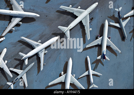 Les avions qui ont été mis hors service par différentes compagnies aériennes internationales sont placées sur une piste abandonnée Banque D'Images