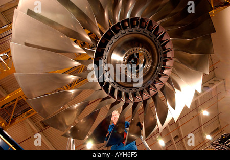 Rolls Royce Nouveau moteur Ligne d'assemblage et de test d'ajusteur inspecte le boîtier du ventilateur d'une Trent 800 pour un Boeing 777 Banque D'Images