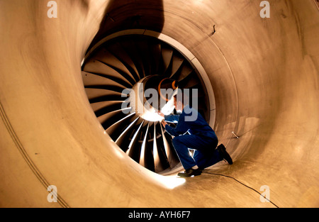 Un monteur inspecte les pales du ventilateur d'un moteur Trent 800 pour un Boeing 777 à l'usine Rolls Royce Banque D'Images