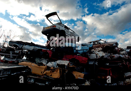 Scrapheap usé de voitures abandonnées et empilés dans un parc à ferrailles dans la campagne britannique Banque D'Images