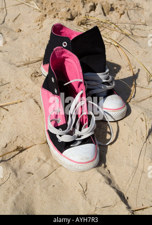 Chaussures de toile on Sandy Beach Banque D'Images