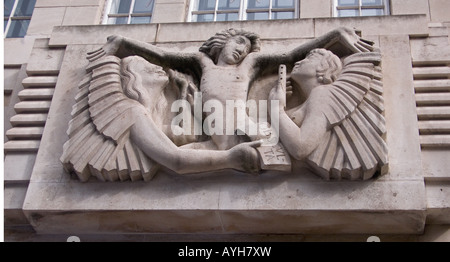 Eric Gill, secours sculpté Broadcasting House, Portland Place, London, England, UK Banque D'Images