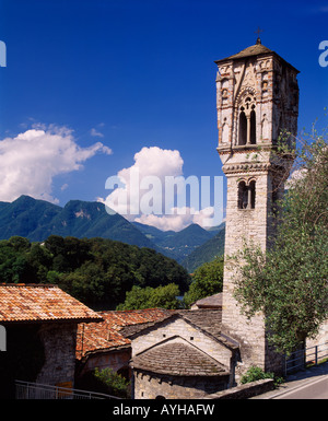 Le Clocher de Ossuccio près de Sala Comacina sur la rive du lac de Côme, Lombardie, Italie. Banque D'Images