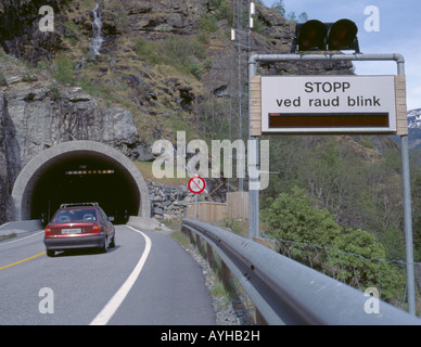 Voyants d'alerte CO2 sur le portail Flåmsdalen vers le Flenjatunnelen (tunnel routier de Flenja), Flåmsdal, Sogn og Fjordane, Norvège. Banque D'Images