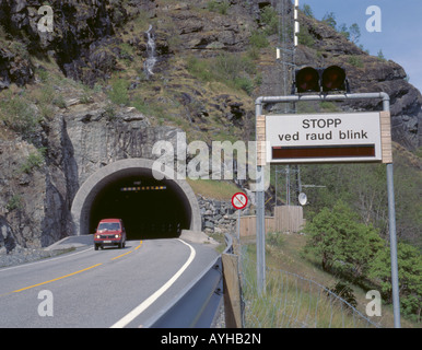 Voyants d'alerte CO2 sur le portail Flåmsdalen vers le Flenjatunnelen (tunnel routier de Flenja), Flåmsdal, Sogn og Fjordane, Norvège. Banque D'Images