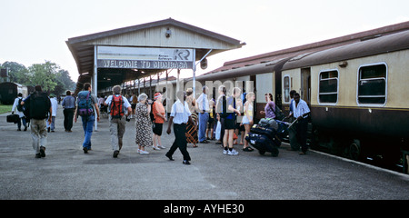 Afrique KENYA MOMBASA Gare à Mombasa avec les touristes arrivant sur le train à Nairobi Banque D'Images