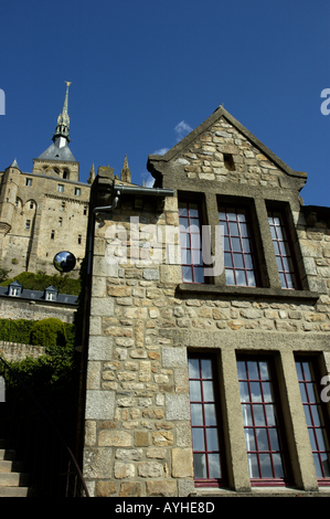 Maison typique de la vieille ville entourant le Mont Saint-Michel, un monastère médiéval fortifié sur une île en Normandie, France. Banque D'Images