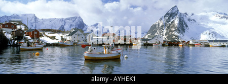Les bateaux de pêche ancrés au village de Hamnoy sur Îles de Moskenes Lofotens au large du nord de la Norvège Banque D'Images