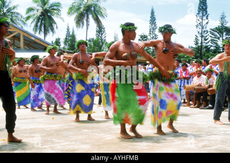 Hommes femmes polynésiennes en robe danser joyeusement à la musique autochtone sur Aitutaki, Îles Cook dans le Pacifique Sud Banque D'Images