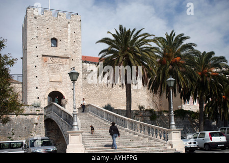 Revelan tour fortifiée construite par les Vénitiens à l'entrée principale de Korcula île croate de l'Adriatique Banque D'Images