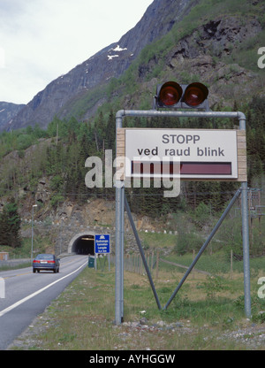 Le dioxyde d'avertissement, Gudvangen Tunnel, près de Flåm, Sogn og Fjordane, en Norvège. Banque D'Images