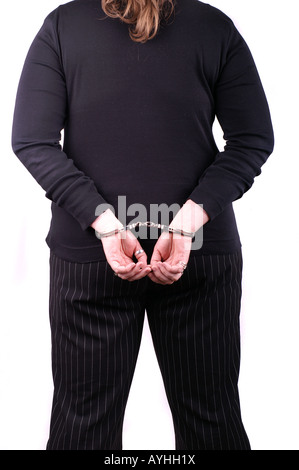 Frau von hinten dans Handschellen / Back of Woman Wearing Handcuffs Banque D'Images