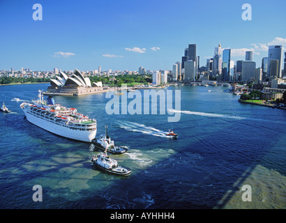 Remorqueurs passagers directeurs bateau de croisière dans le port de Sydney à Circular Quay avec Opera House Banque D'Images