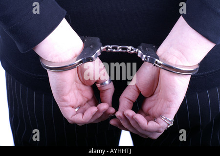 Frau von hinten dans Handschellen / Back of Woman Wearing Handcuffs Banque D'Images