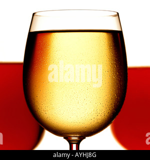 SHOT DE 3 verres de vin , UN BLANC ET DEUX ROUGES Banque D'Images