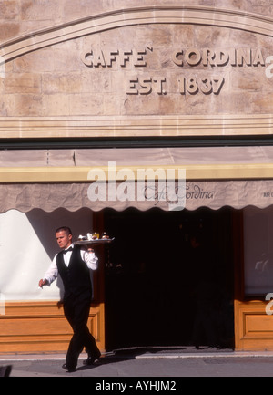 La Valette, Malte. Sur la place de la République Codina, Caffe : serveur / cafe Banque D'Images