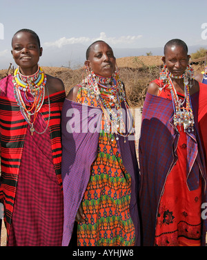 Les villageois Maasai accueillent les visiteurs à l'extérieur du Parc National d'Amboseli game park en Afrique Kenya Banque D'Images