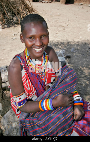 Jeune mère et l'enfant en Afrique Kenya village Banque D'Images