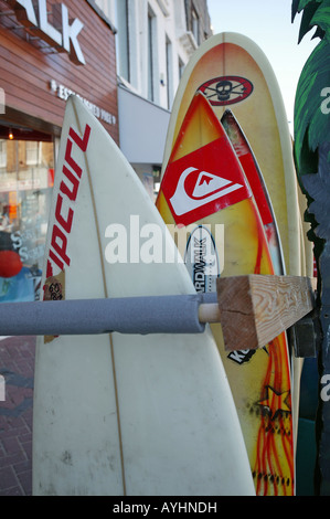 Location de planches de surf à l'extérieur d'un surf shop Newquay Cornwall Banque D'Images