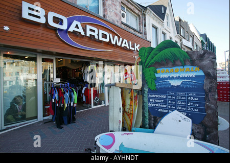 Location de planches de surf à l'extérieur d'un surf shop Newquay Cornwall Banque D'Images