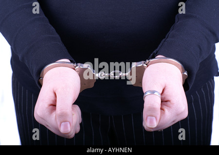 Woman in handcuffs (close-up l'accent sur les mains) / Junge Frau dans Handschellen Banque D'Images