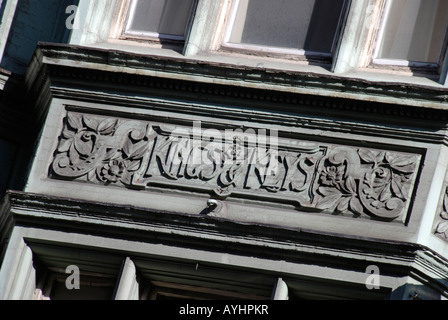 Rois sculptés et des clés enseigne de pub, Fleet Street, Londres Banque D'Images