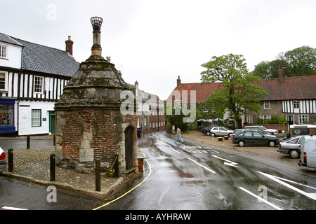 UK Angleterre Norfolk Little Walsingham Place commune de pompage village connu sous le nom de la balise avec brazier sur le dessus Banque D'Images