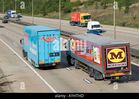 Autoroute M25 magasin Argos et camion de livraison chariot supermarché Morrisons Banque D'Images