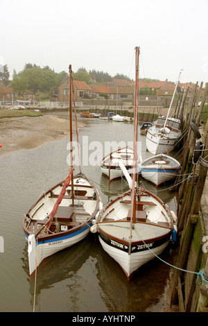 La Norfolk Blakeney Guildhall plaisir bateaux amarrés au quai Banque D'Images