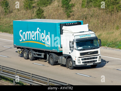 Somerfield supermarché articulé remorque camion Volvo et de livraison Banque D'Images