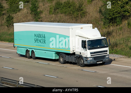 Autoroute M25 Marks and Spencer et remorque camion livraison Banque D'Images