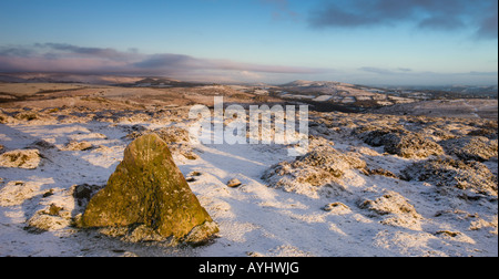 Tôt le matin, le soleil illumine le paysage d'hiver enneigé près de Haytor Rocks dans le parc national du Dartmoor Devon, Angleterre Banque D'Images