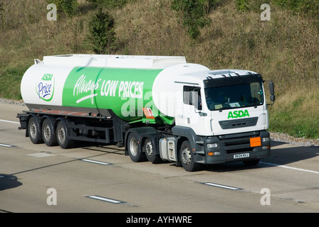 Autoroute M25 Les supermarchés Asda livraison camion-citerne de carburant ERF avec plaques Hazchem Banque D'Images