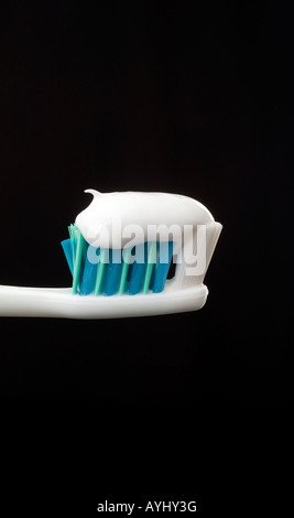 Fraîchement pressé de dentifrice sur une brosse à dents avec fond noir. Photo par Jim Holden. Banque D'Images