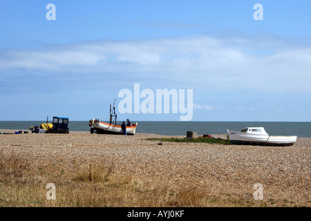 Bateaux de pêche AU REPOS SUR LA PLAGE À SUFFOLK ALDEBURGH. EUROPE Royaume-uni ANGLETERRE Banque D'Images