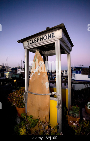 Modification reste d'une cabine téléphonique dans une péniche près de San Francisco. Banque D'Images