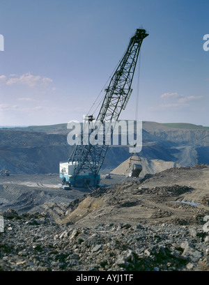 Faites glisser la ligne-crane travaillant dans une mine de charbon à ciel ouvert, à l'Est, près de kingsclere druridge bay, Northumberland, England UK., dans les années 90 Banque D'Images