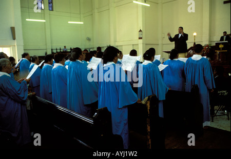 Les Tonga le chœur chantant pendant le dimanche dans l'église de mess Banque D'Images