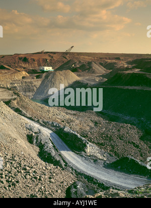 Faites glisser la ligne-crane travaillant dans une mine de charbon à ciel ouvert, à l'Est, près de kingsclere druridge bay, Northumberland, England UK., dans les années 90 Banque D'Images