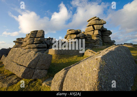 La fin de l'après-midi le soleil brille sur les formations de roche de granit d'une grande Agrafe Tor dans le parc national du Dartmoor Devon, Angleterre Banque D'Images