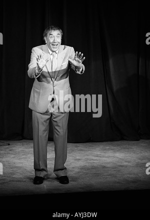 Portrait de l'acteur et humoriste Frankie Howerd prises à l'été 1986 Nuffield Theatre Southampton Banque D'Images