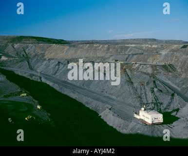 Faites glisser la ligne grand-grue travaillant dans une mine de charbon à ciel ouvert, butterwell, près de Morpeth, Northumberland, England, UK., dans les années 90. Banque D'Images