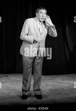 Portrait de l'acteur et humoriste Frankie Howerd prises à l'été 1986 Nuffield Theatre Southampton Banque D'Images