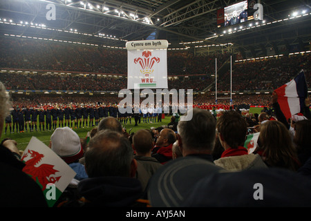 Les équipes s'alignent pour le faire lors du Millenium Stadium, Cardiff. Pays de Galles 29 France 12. Jour du Grand Chelem. Banque D'Images