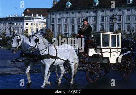 Fiaker à Vienne en passant par chariot Heldenplatz square Banque D'Images