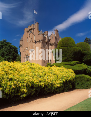 Le Château de Crathes, Aberdeenshire, Scotland, UK. Vue depuis le terrain de croquet montrant le célèbre Yew topiaire de couverture Banque D'Images