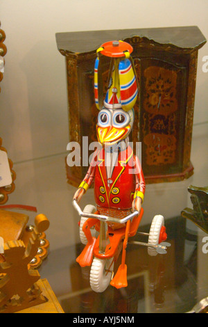 Tin Toy tricycle canard colportant affichée en magasin d'antiquités. St Paul Minnesota USA Banque D'Images