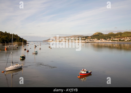 Le NORD DU PAYS DE GALLES CONWY UK à Novembre le long de la rivière Conwy Deganwy vers sur une belle journée de novembre winters Banque D'Images